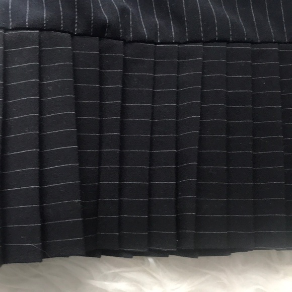 Black and white pin striped skirt with pleating - Picture 2 of 7